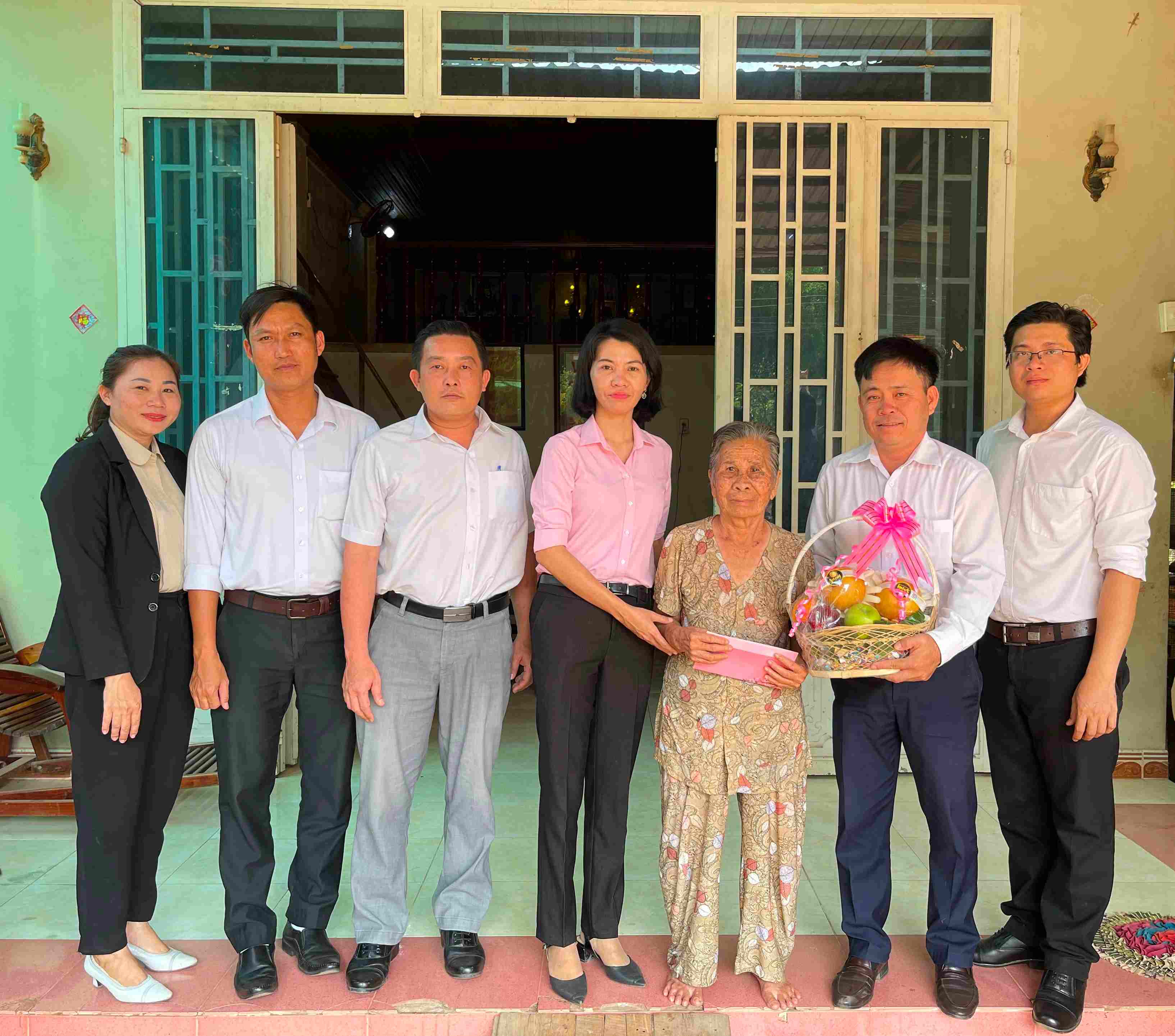 Lãnh đạo Huyện Dương Minh Châu thăm, tặng quà các gia đình chính sách