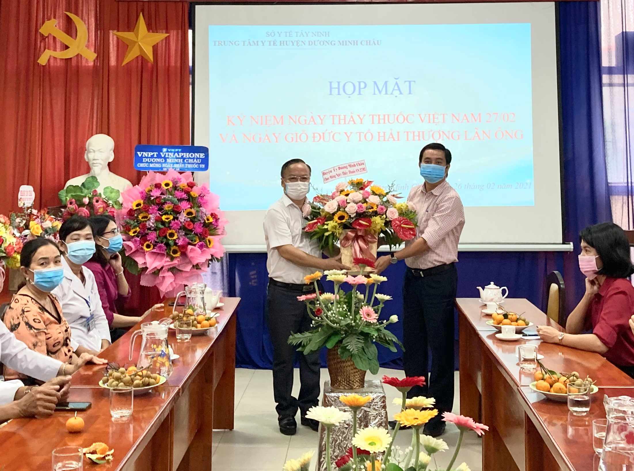 Lãnh đạo huyện Dương Minh Châu thăm chúc mừng ngành Y nhân ngày Thầy thuốc Việt Nam