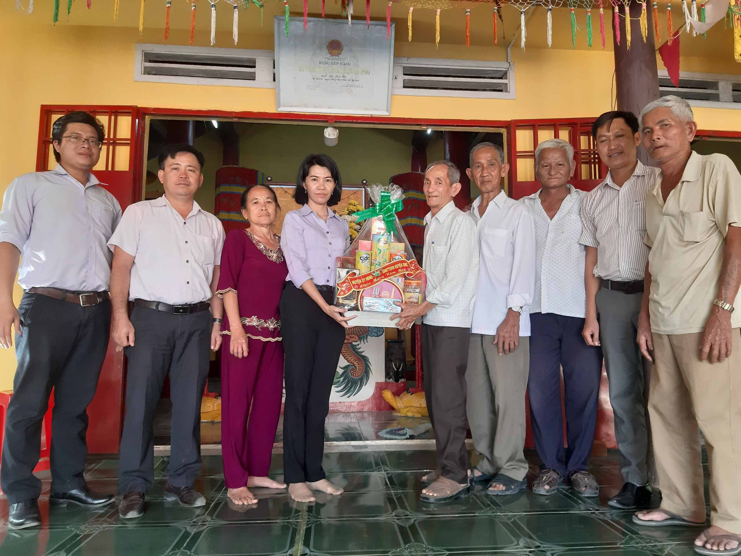 Phó Chủ tịch UBND huyện thăm và tặng quà Tết cho già làng, người có uy tín trong đồng bào tộc người Tà Mum và các cơ sở tín ngưỡng, tôn giáo tại xã Suối Đá
