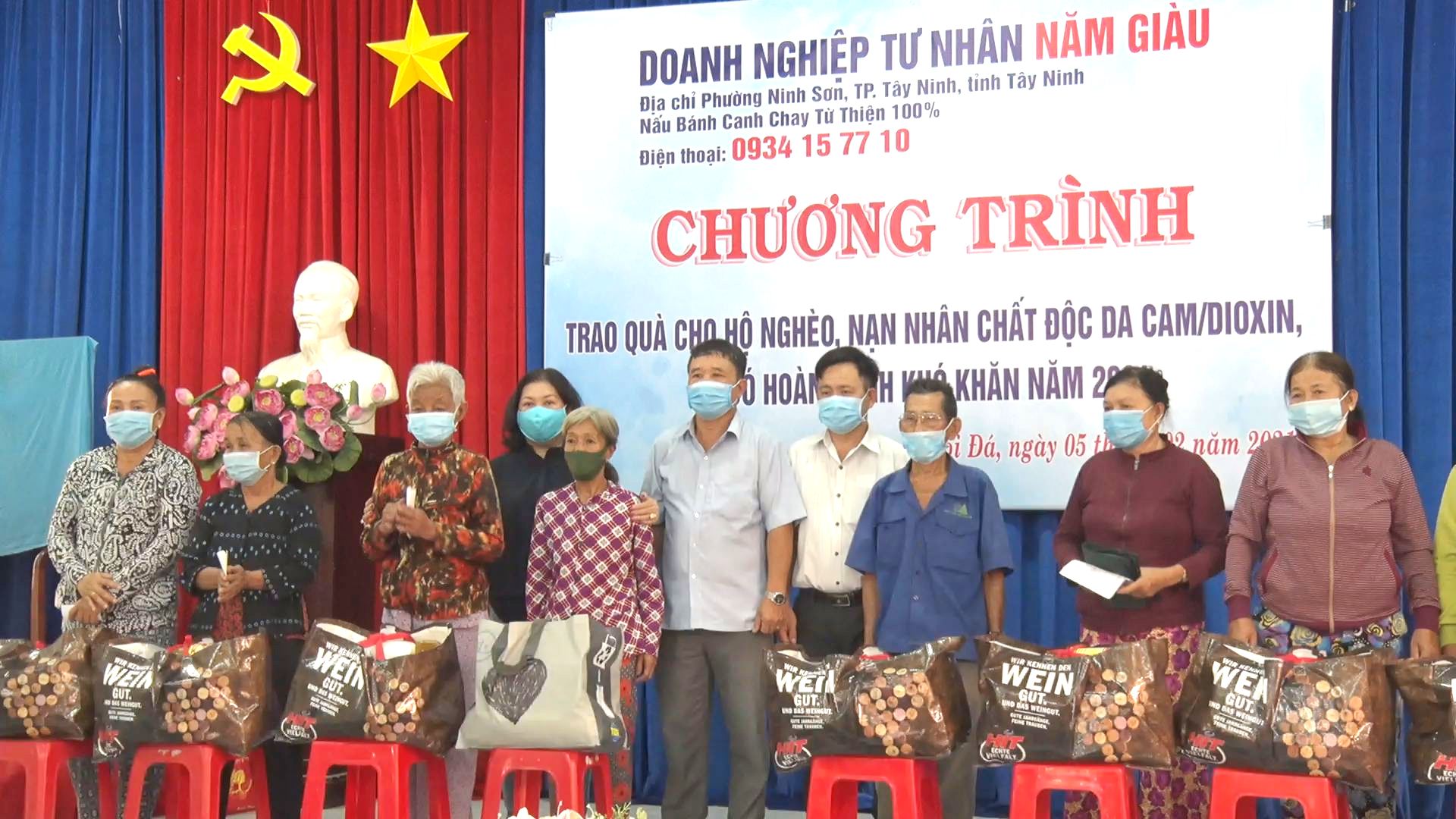 Trao quà cho hộ nghèo, nạn nhân chất độc da cam/Dioxin tại Suối Đá và Thị Trấn Dương Minh Châu