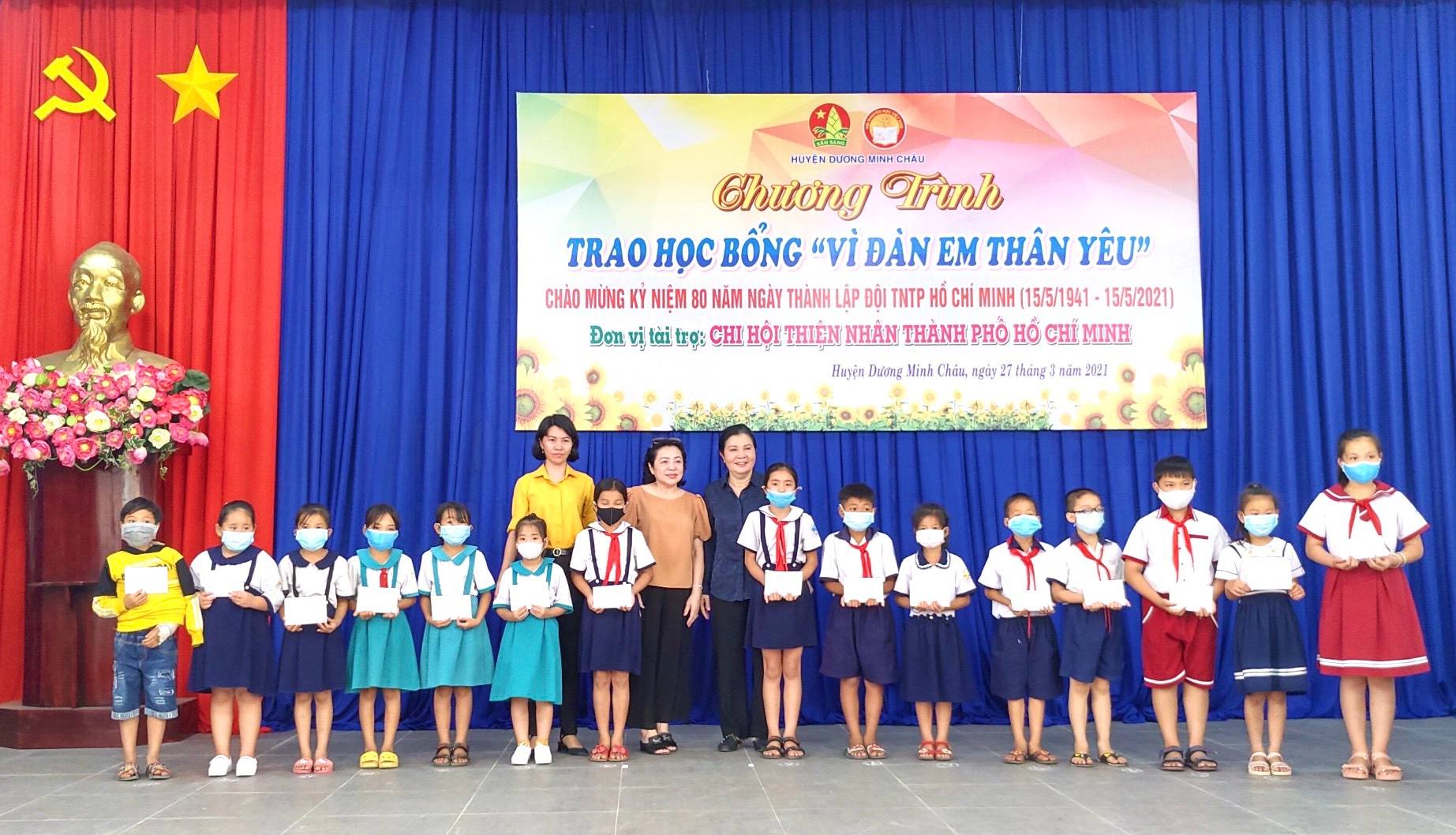 Huyện Dương Minh Châu: Trao học bổng và trao nhà nhân ái hơn 100 triệu đồng