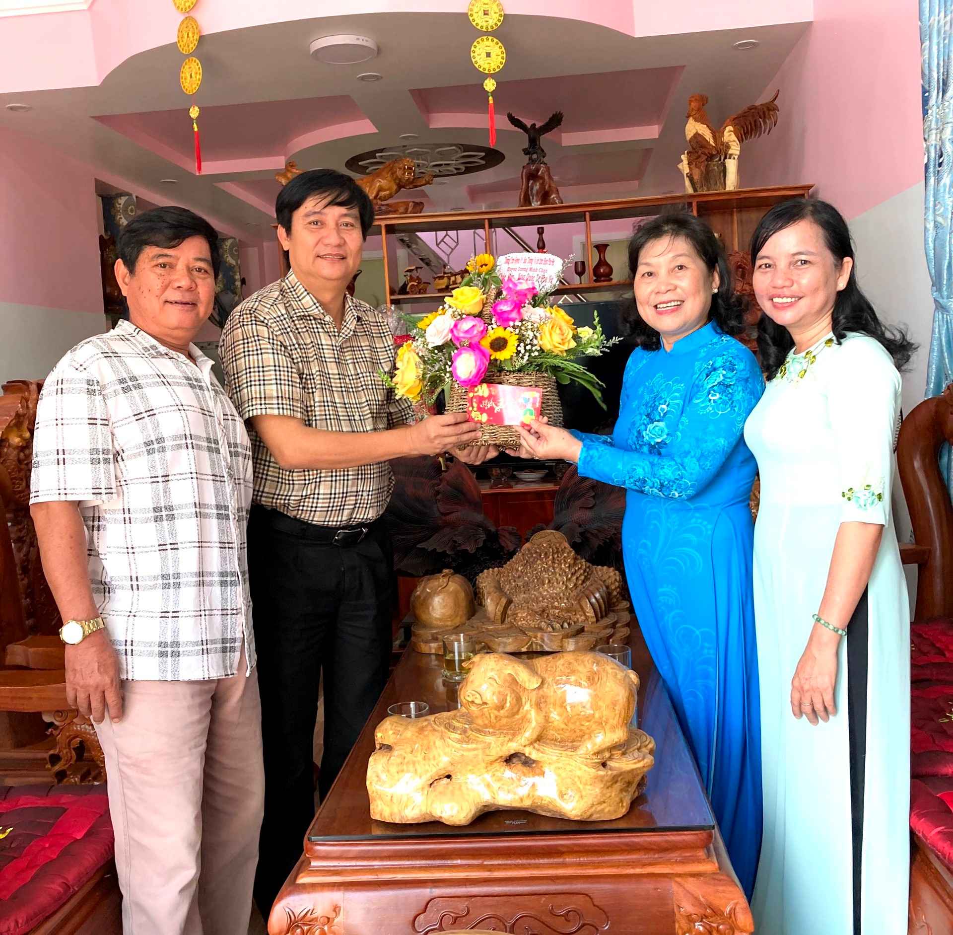Huyện Dương Minh Châu thăm chúc mừng các đồng chí nguyên lãnh đạo nữ nhân ngày 8.3