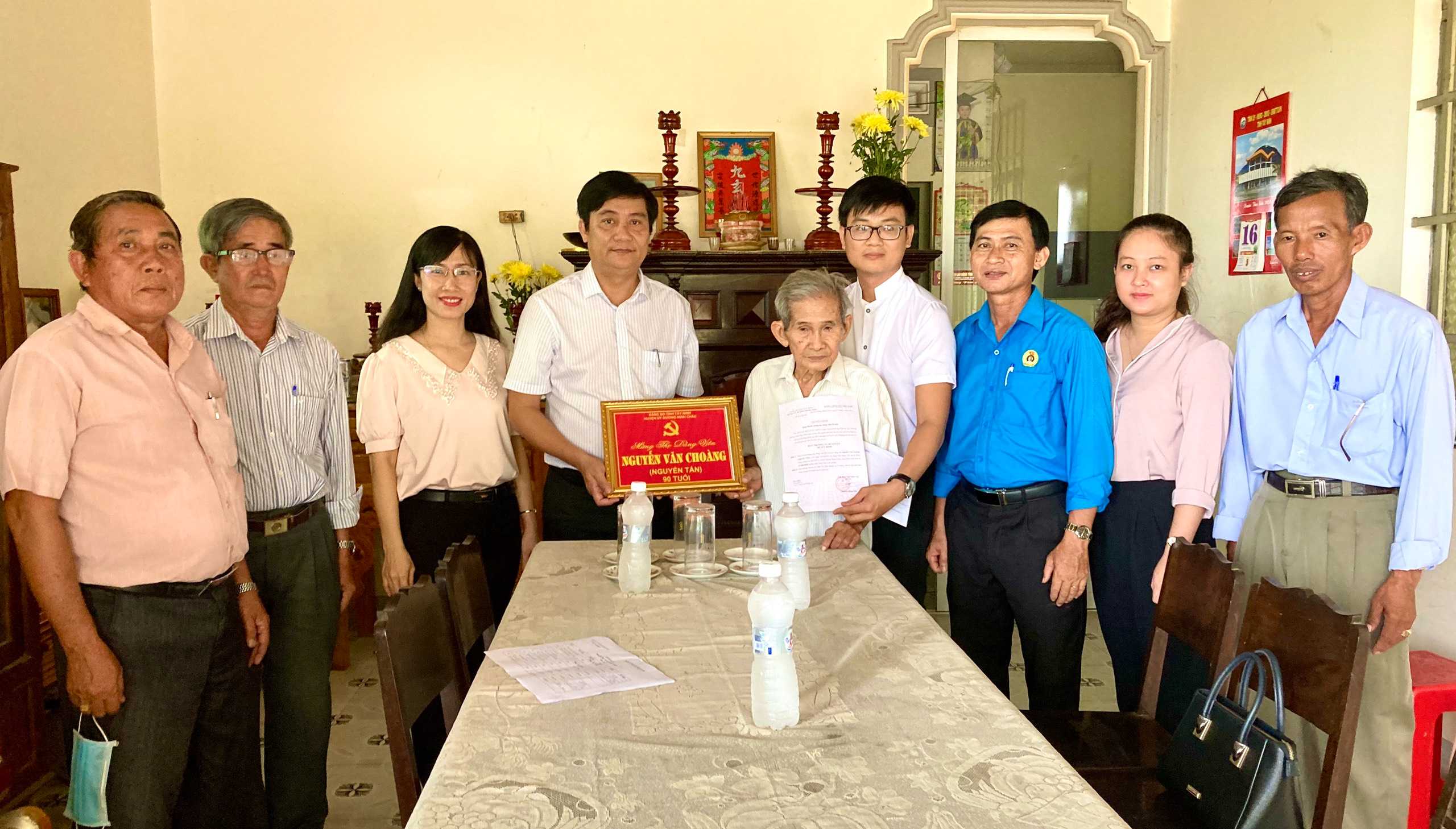 Bí thư Huyện uỷ Dương Minh Châu tặng khánh mừng thọ đảng viên 90 và 95 tuổi