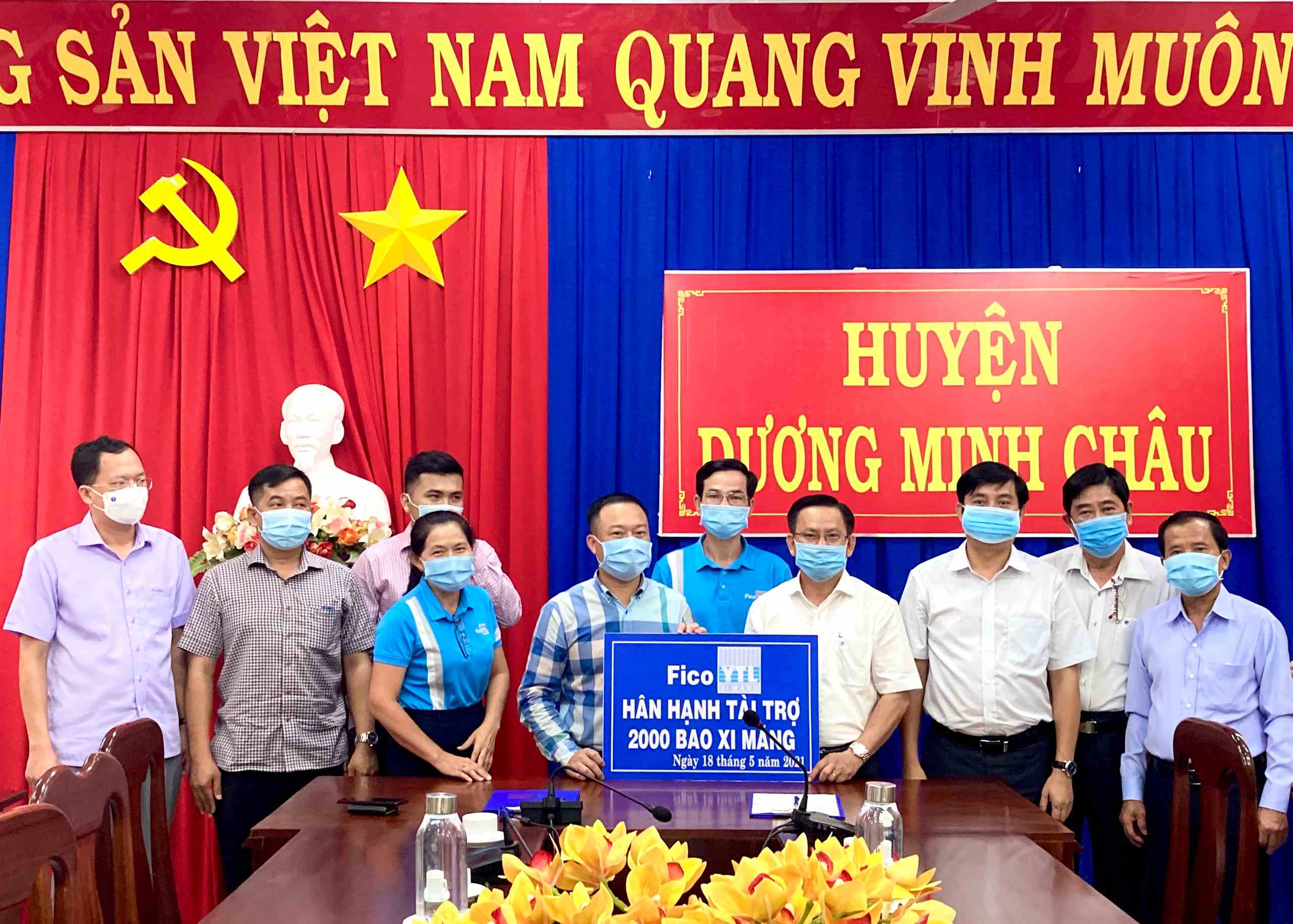 Xi măng Fico Tây Ninh tài trợ 2.000 bao xi măng cho huyện Dương Minh Châu