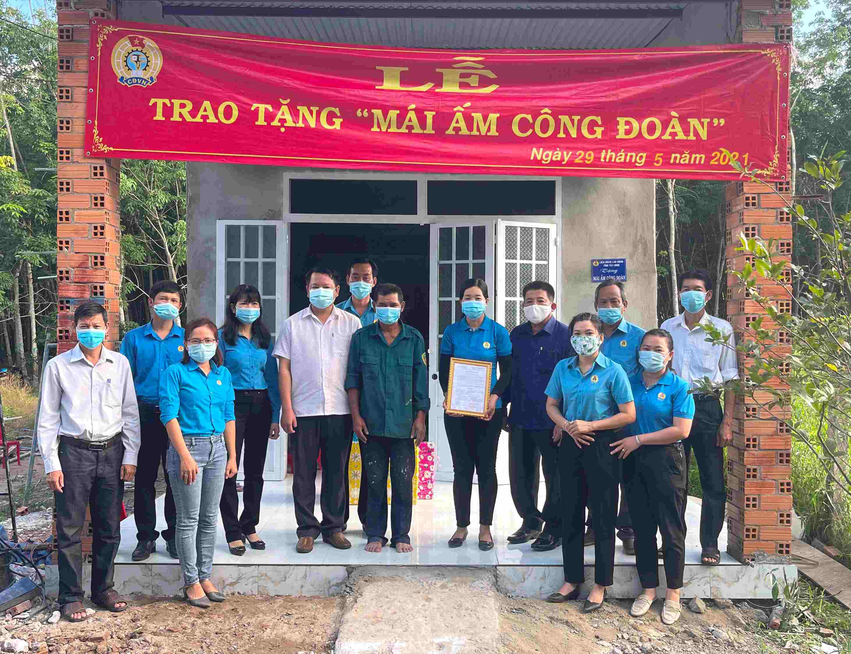 Công đoàn Khu kinh tế tỉnh Tây Ninh Trao nhà mái ấm công đoàn tại huyện Dương Minh Châu