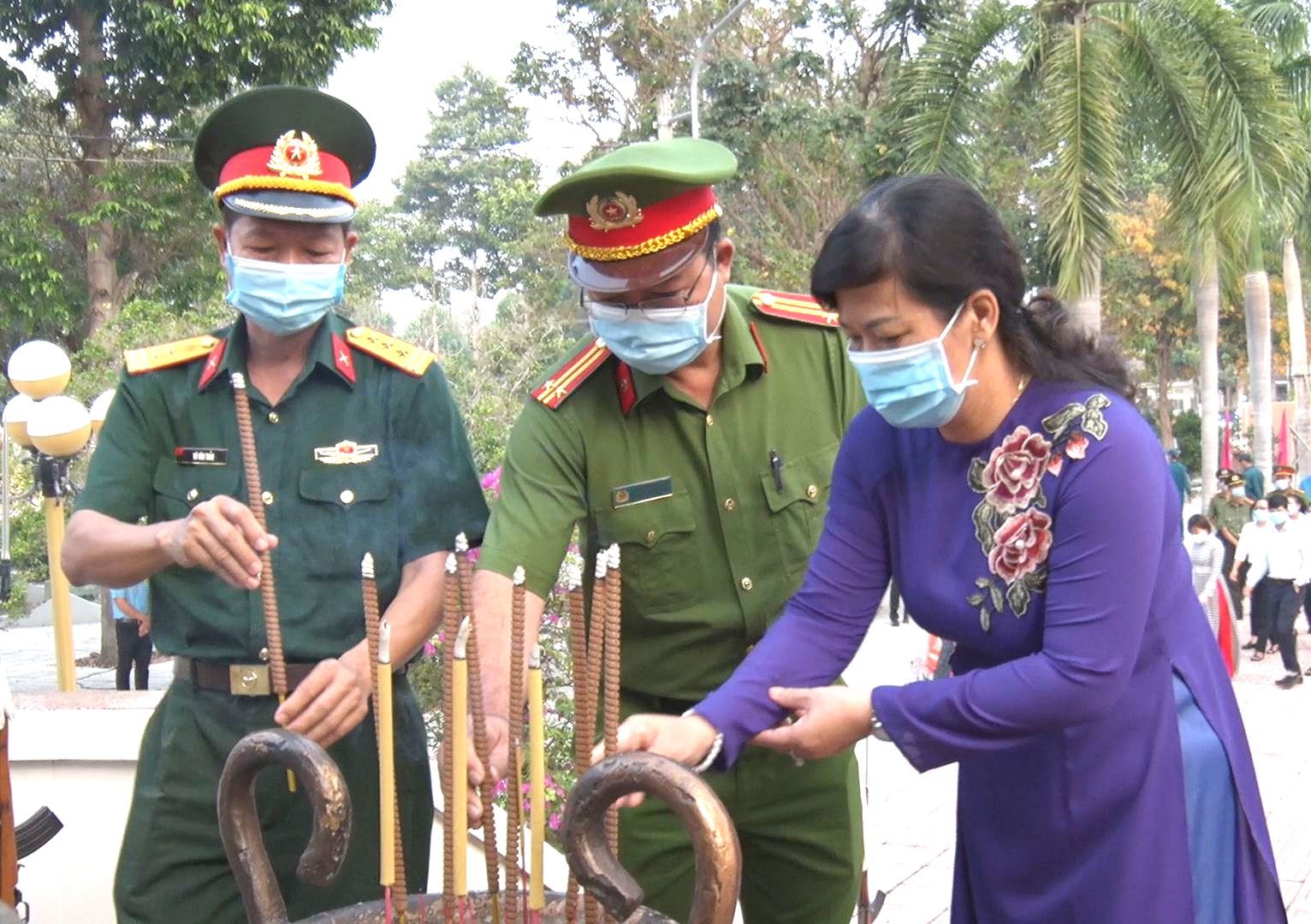 Huyện Dương Minh Châu viếng Nghĩa trang liệt sĩ nhân kỷ niệm Ngày giải phóng miền Nam