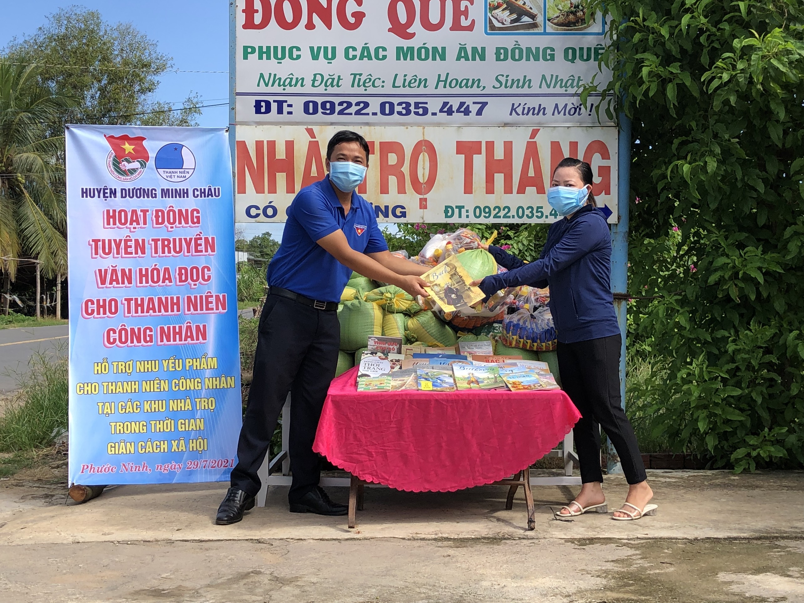 Huyện Dương Minh Châu Trao sách và nhu yếu phẩm cho thanh niên công nhân khu nhà trọ