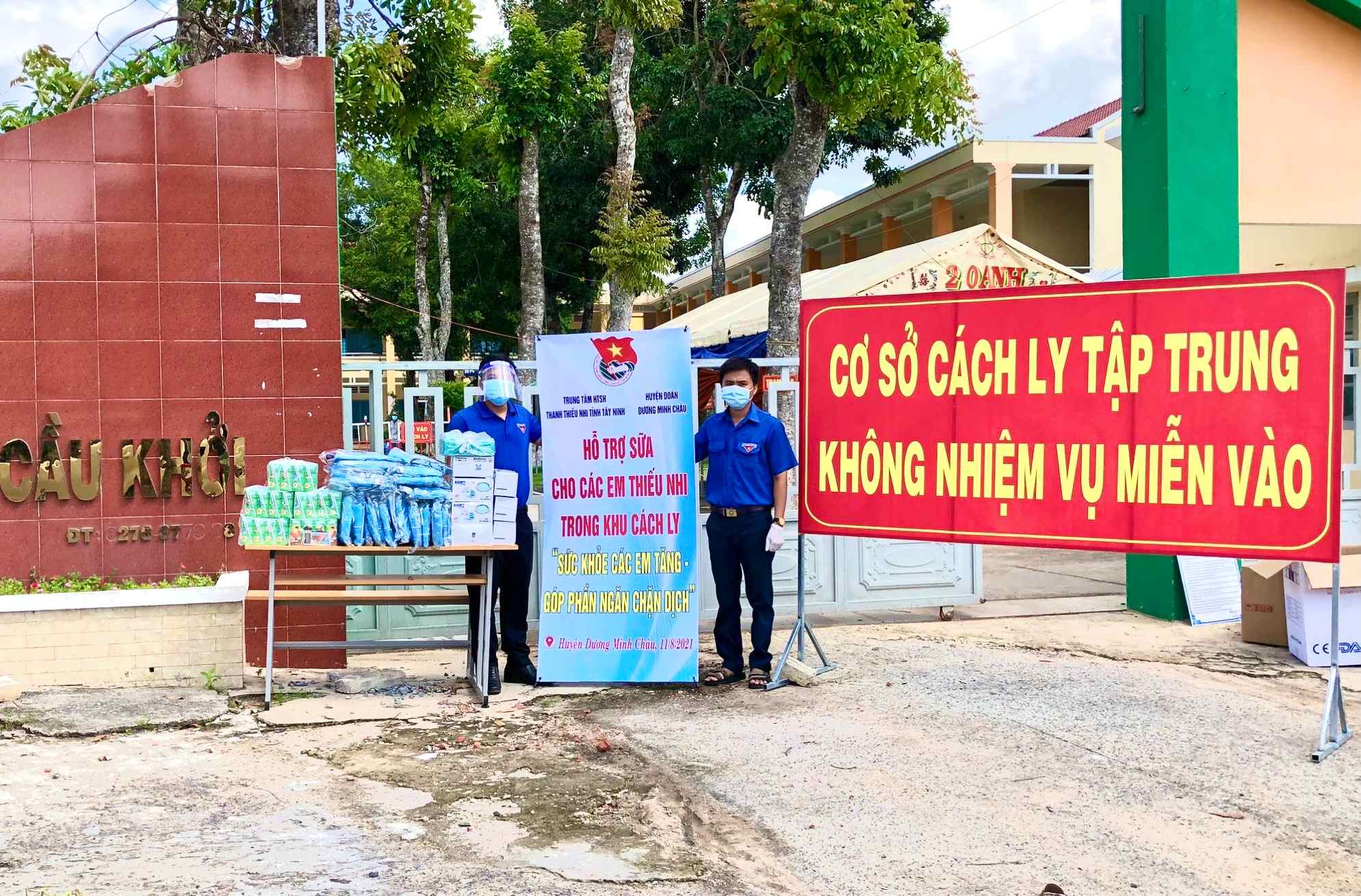 Huyện đoàn Dương Minh Châu tặng vật tư y tế cho các khu cách ly trên địa bàn