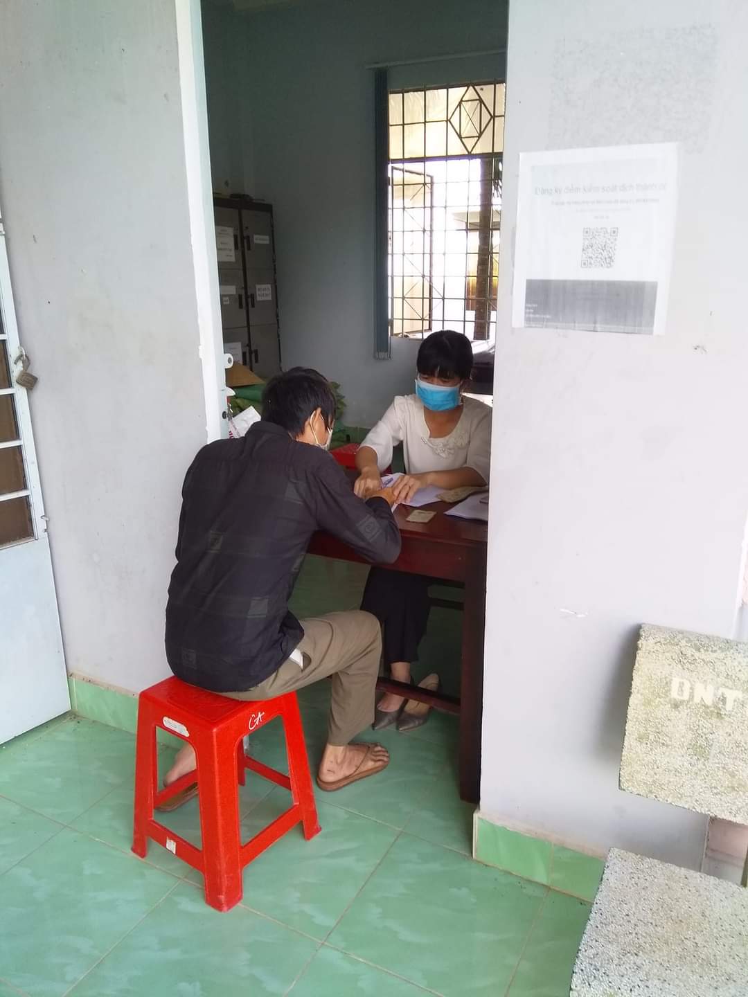 MTTQ xã Lộc Ninh tổ chức giám sát chi tiền hỗ trợ cho hộ nghèo, hộ cận nghèo bị ảnh hưởng dịch bệnh Covid -19