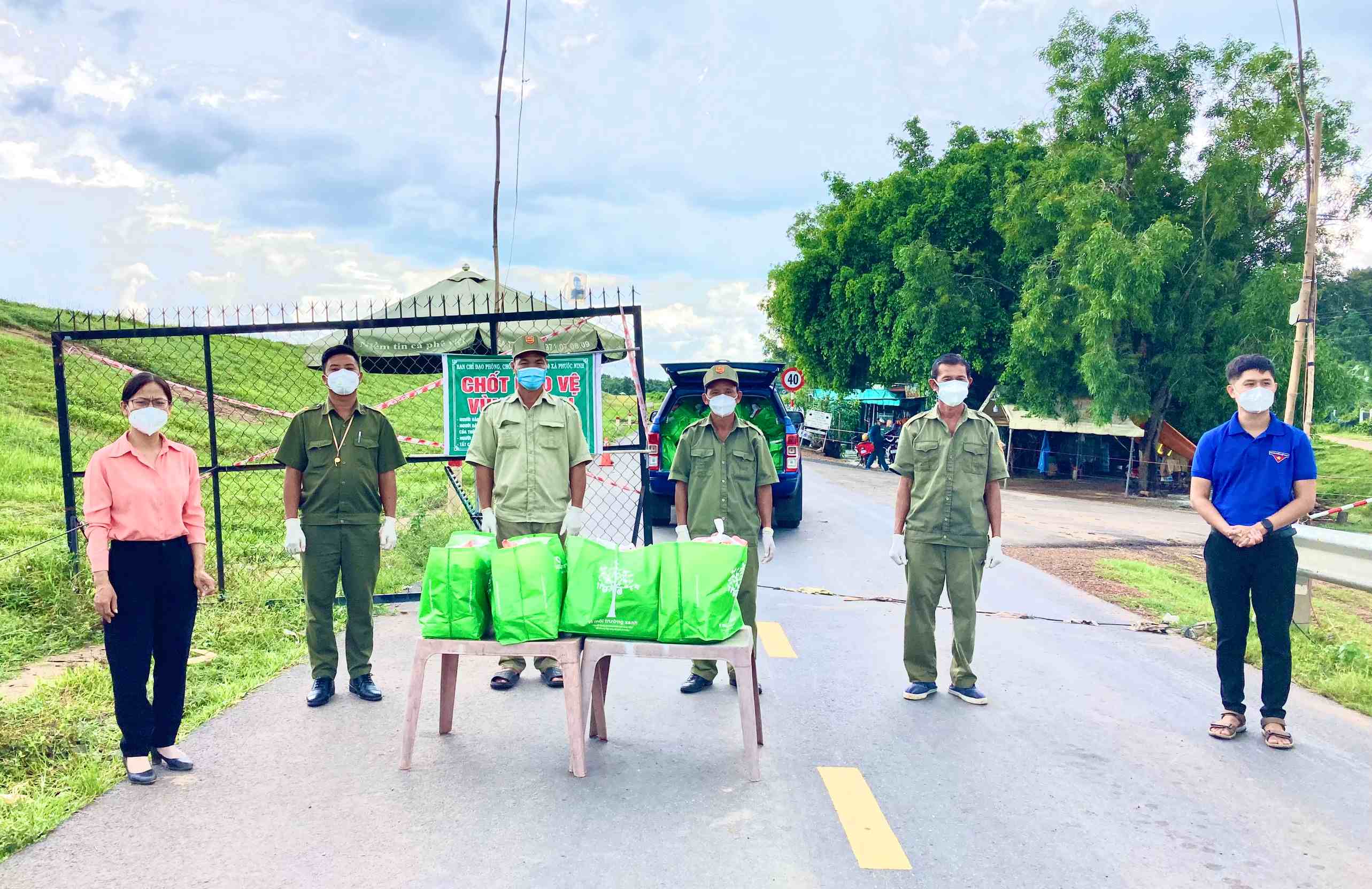 Xã Phước Ninh đồng hành cùng gia đình lực lượng tuyến đầu chống dịch