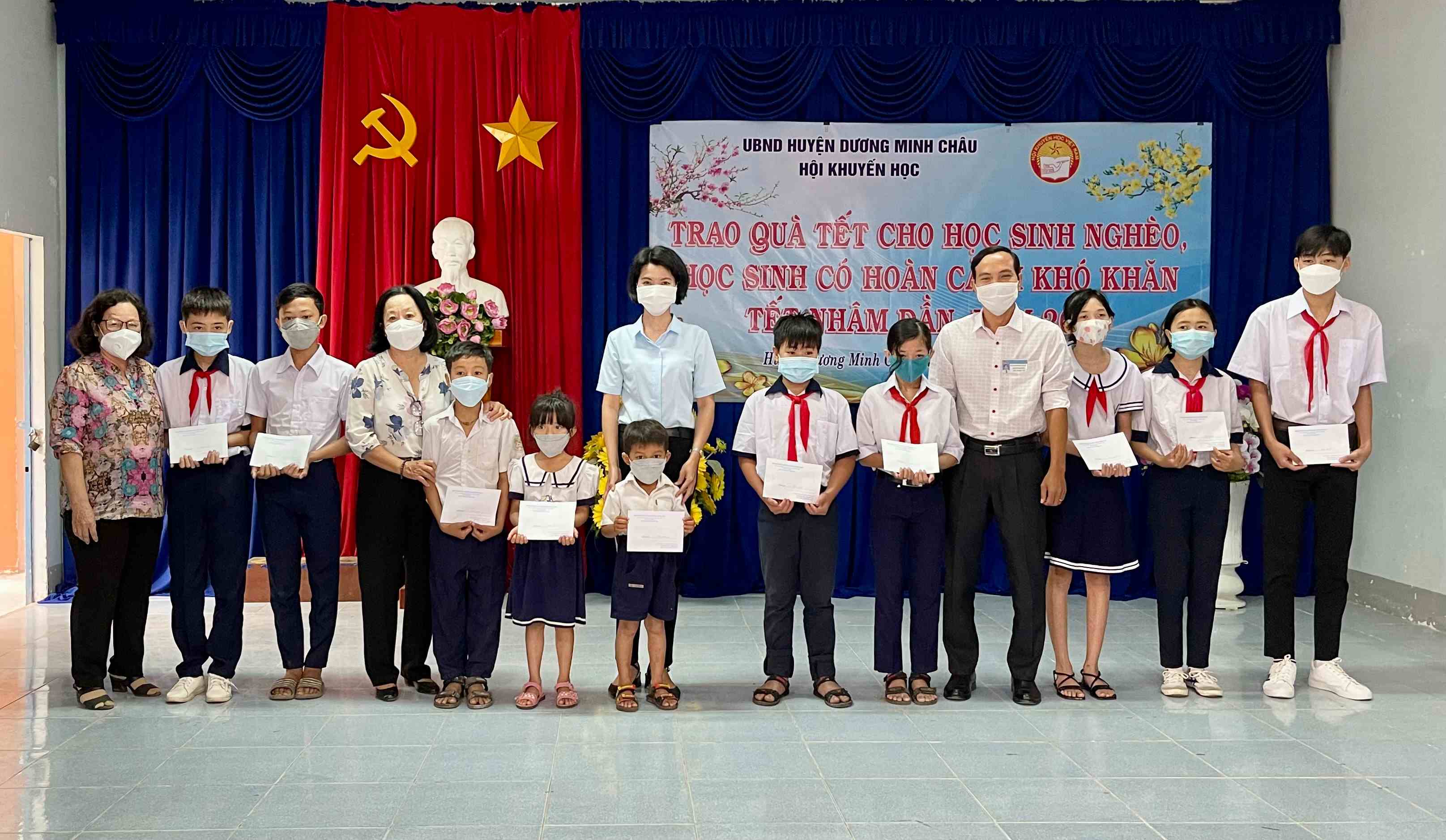 Hội Khuyến học Huyện Dương Minh Châu tổ chức trao quà tết cho các em học sinh nghèo, khó khăn tết Nhâm Dần năm 2022