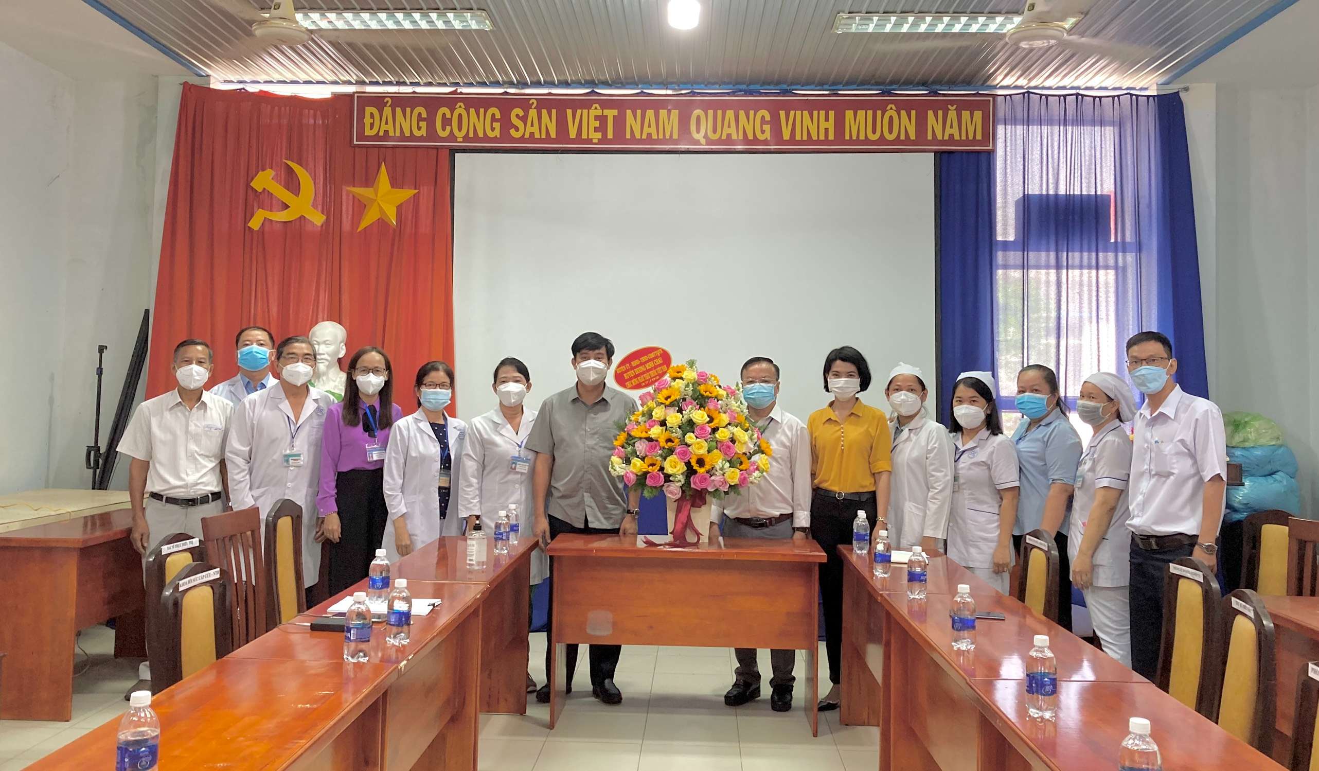 Lãnh đạo huyện Dương Minh Châu thăm, chúc mừng Trung tâm y tế huyện nhân ngày Thầy thuốc Việt Nam
