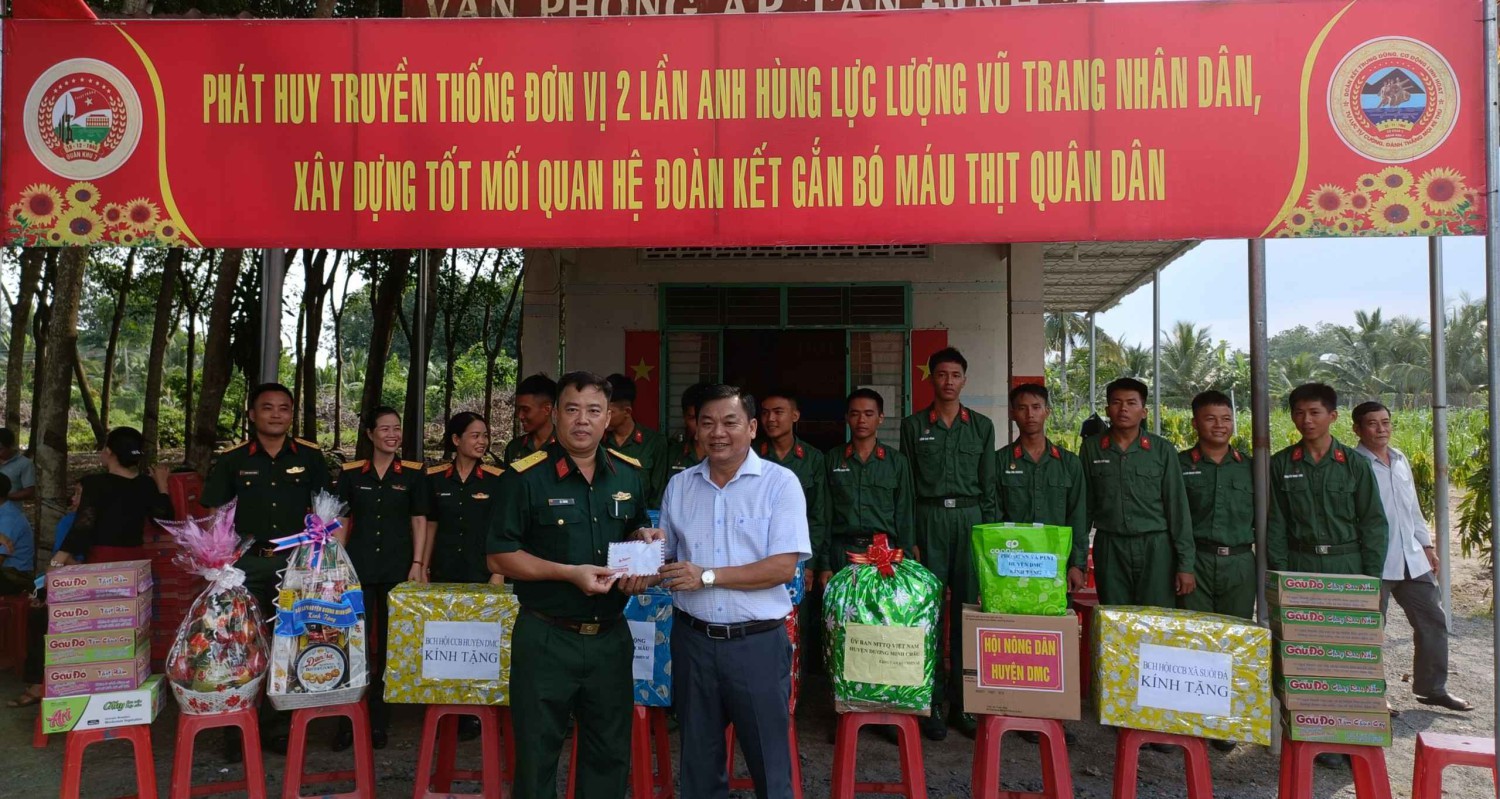 Lãnh đạo UBND và các Ban ngành huyện Dương Minh Châu thăm tặng quà cán bộ, chiến sĩ Trung đoàn BB4 làm công tác dân vận tại xã Suối Đá