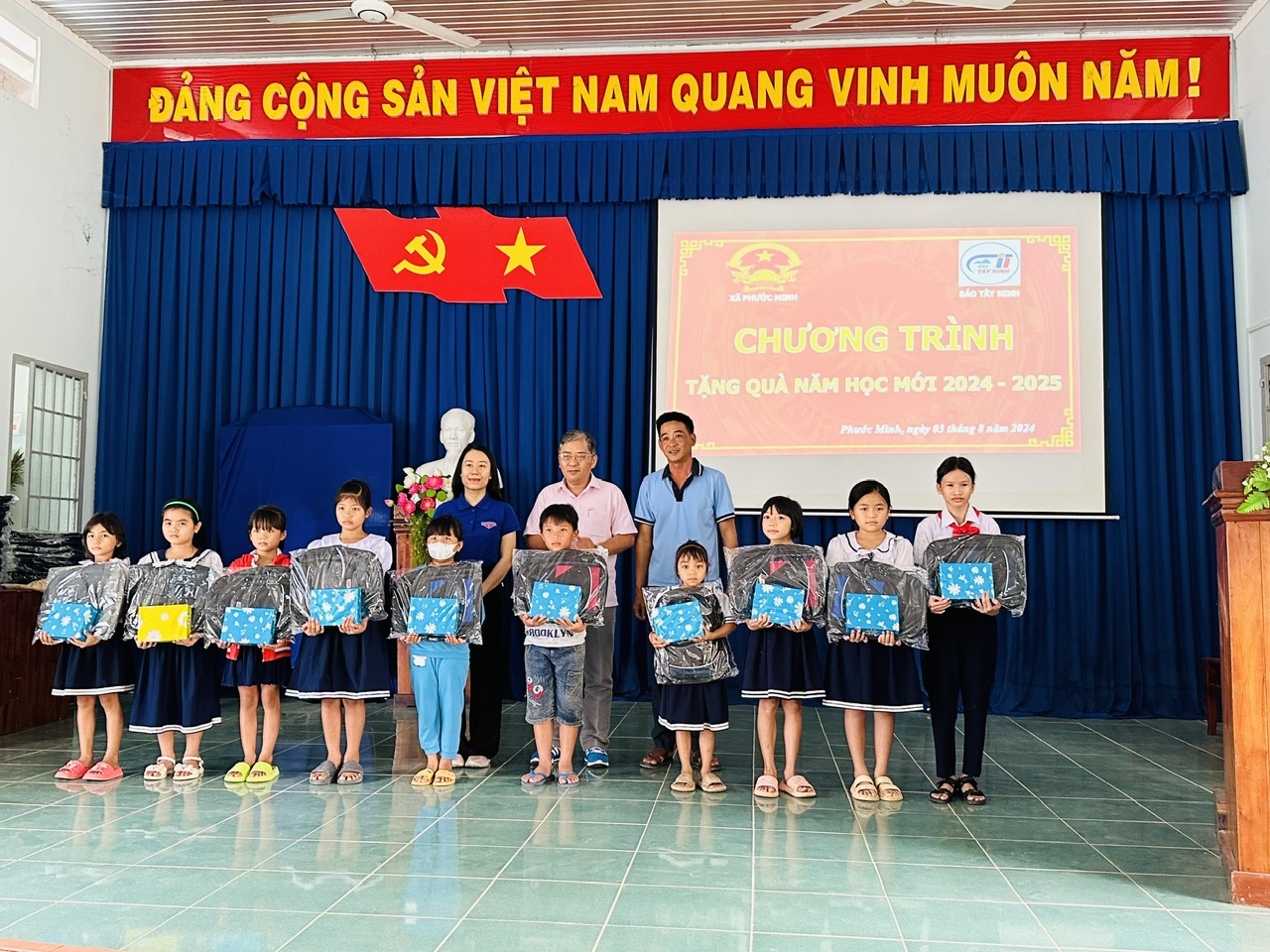 Hội Khuyến học xã Phước Minh, phối hợp Công đoàn Báo Tây Ninh và chi Đoàn Báo Tây Ninh trao tặng quà học sinh có hoàn cảnh khó khăn trên địa bàn xã năm 2024.