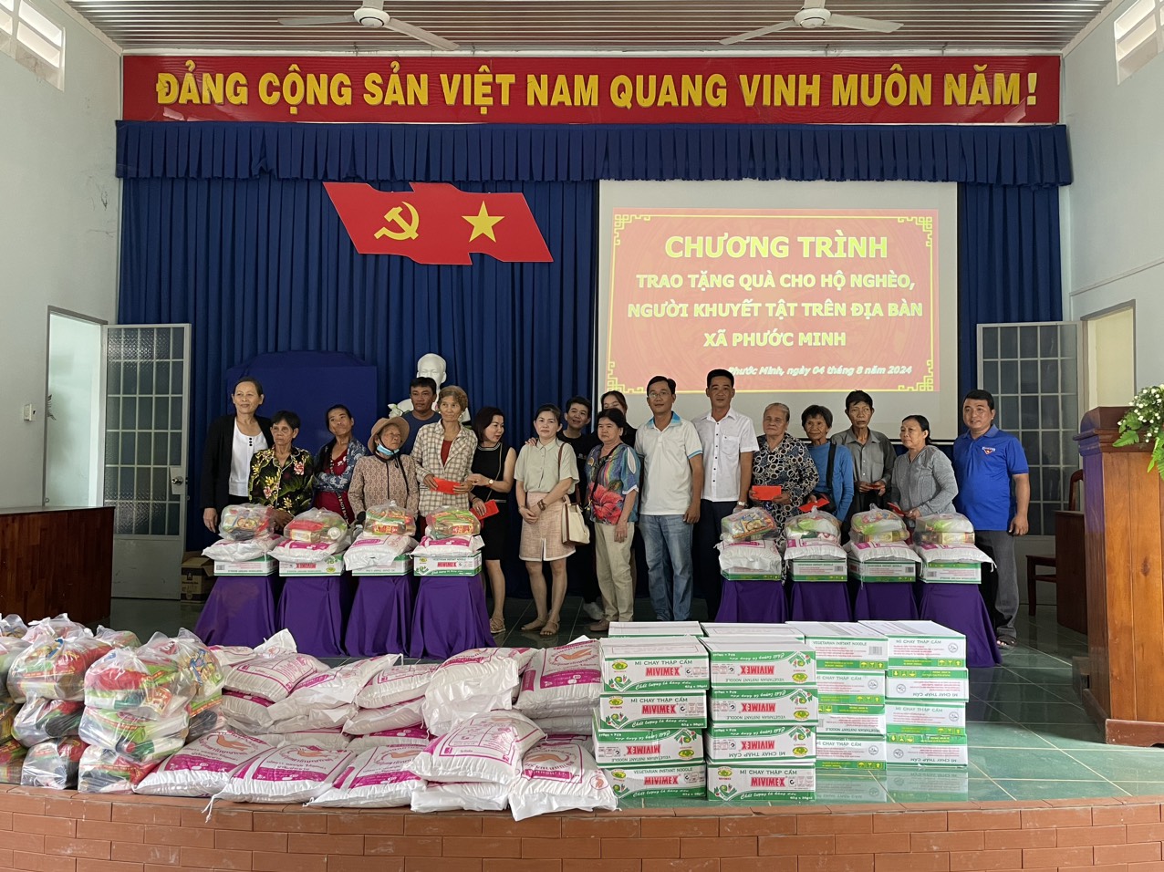 XÃ PHƯỚC MINH TRAO TẶNG QUÀ HỘ NGHÈO VÀ NGƯỜI KHUYẾT TẬT TRÊN ĐỊA BÀN XÃ