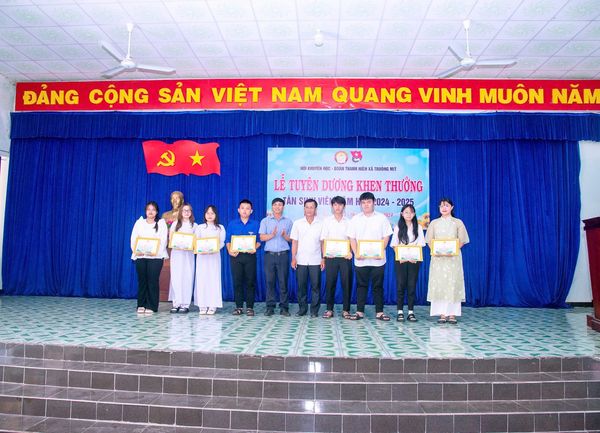 HỘI KHUYẾN HỌC XÃ TRUÔNG MÍT TRAO QUÀ CHO CÁC BẠN TÂN SINH VIÊN