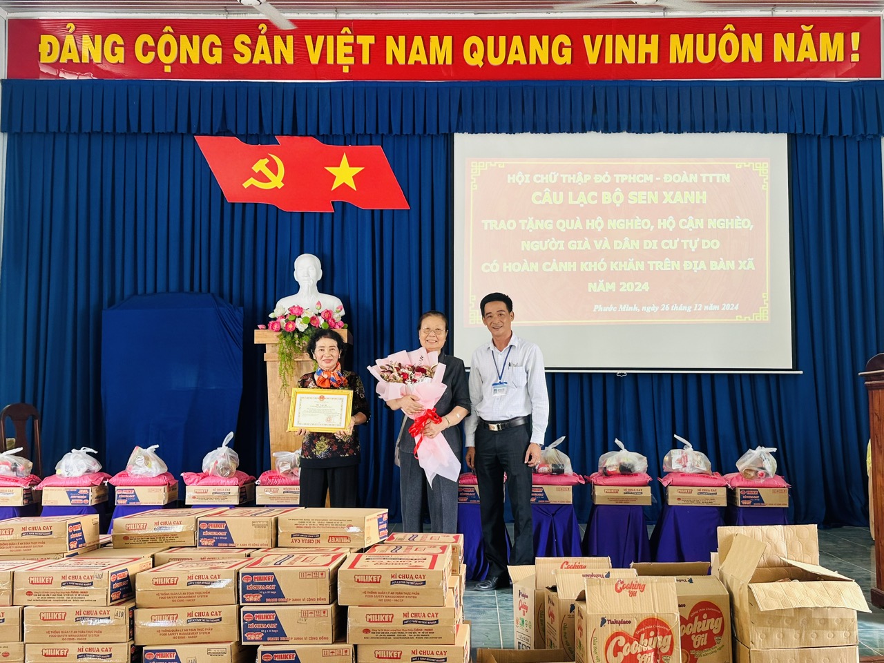 Xã Phước Minh: Trao tặng quà hộ nghèo, hộ cận nghèo, người già và dân di cư tự do có hoàn cảnh khó khăn trên địa bàn xã.